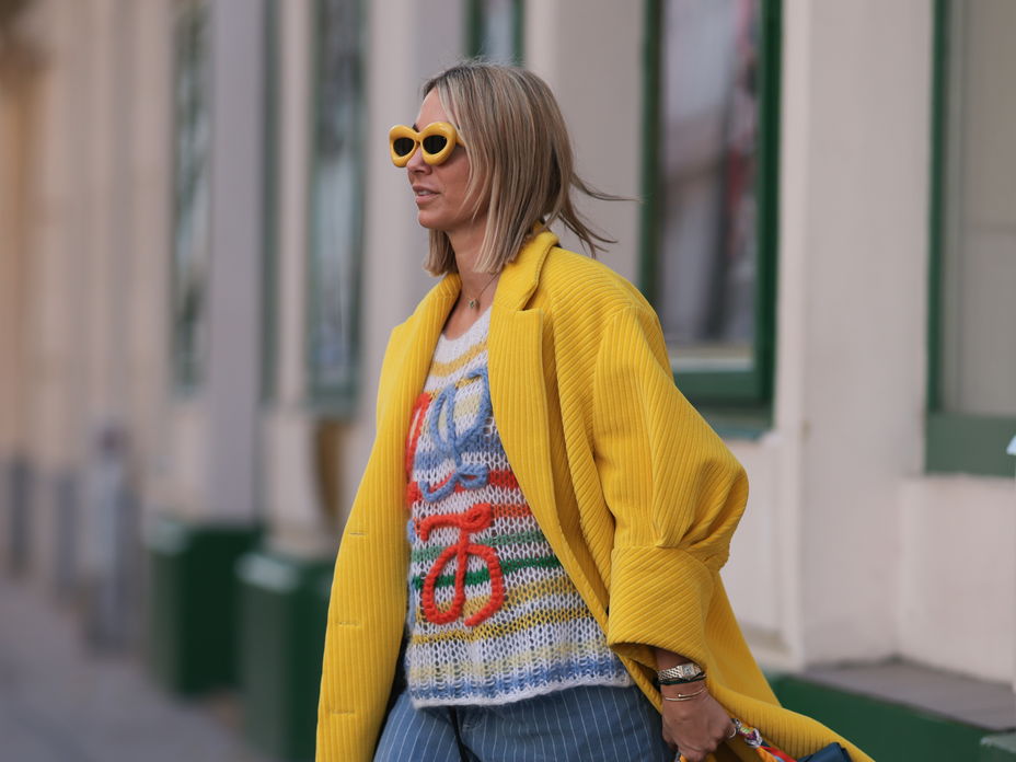 Frau mit karamellblonden Haaren und gelber Sonnenbrille