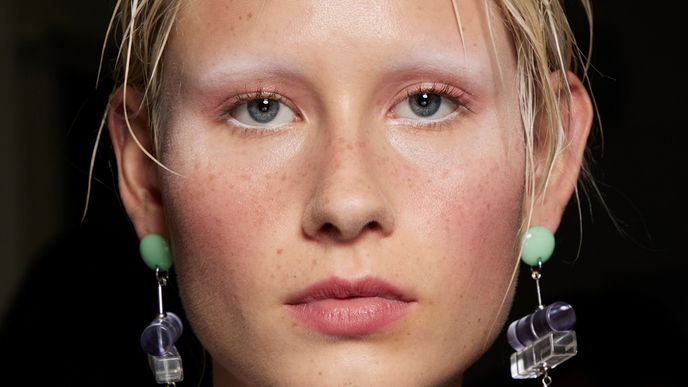 Der Beauty-Trend "Power Pastels" raubt uns im Winter 2024 den Atem