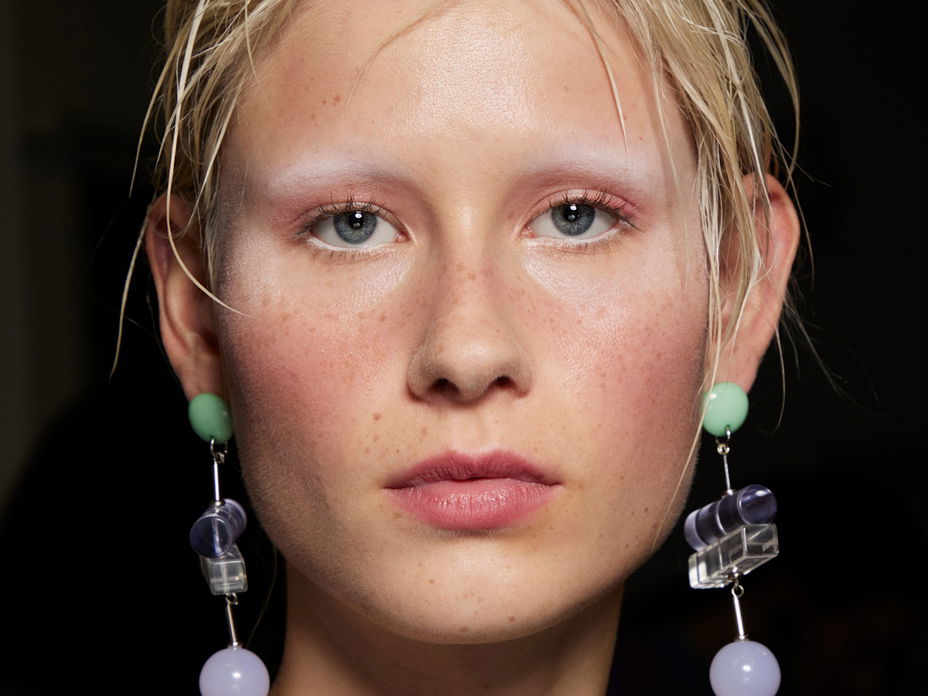 Model trägt Pastell-Make-up
