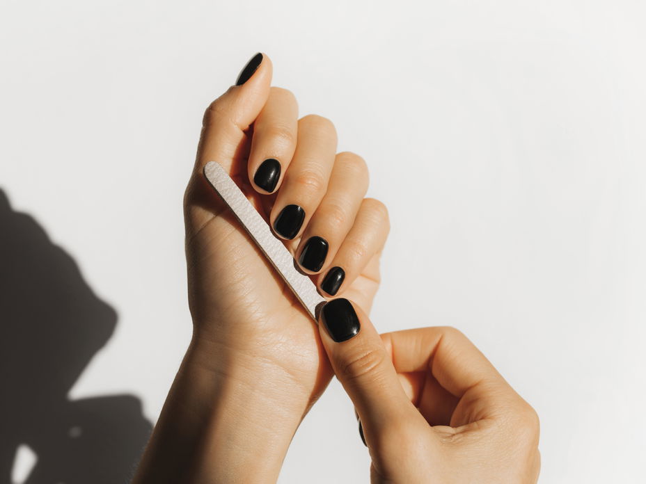 Schwarze Nägel und Nagelfeile