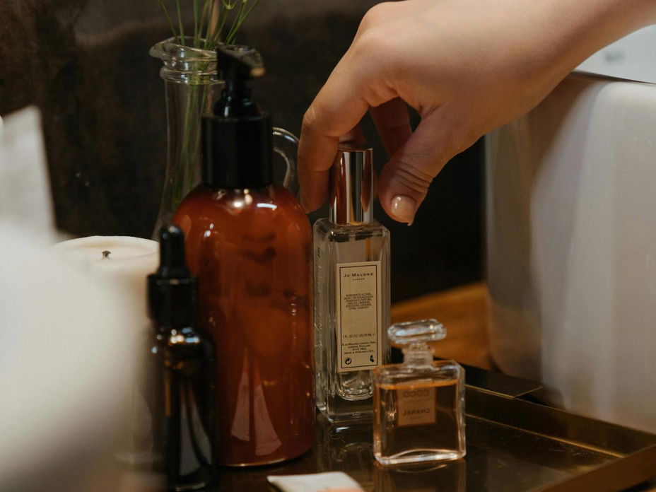 Frau greift zu Parfum