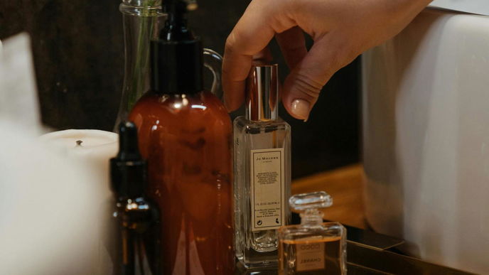 Diese Parfums hüllen dich an Weihnachten in einen glamourösen Duft
