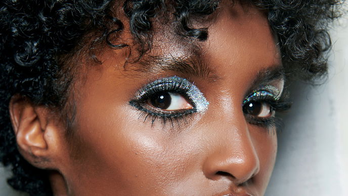 "Glitter Lashes" sind der funkelndste Beauty-Trend für die Feiertage