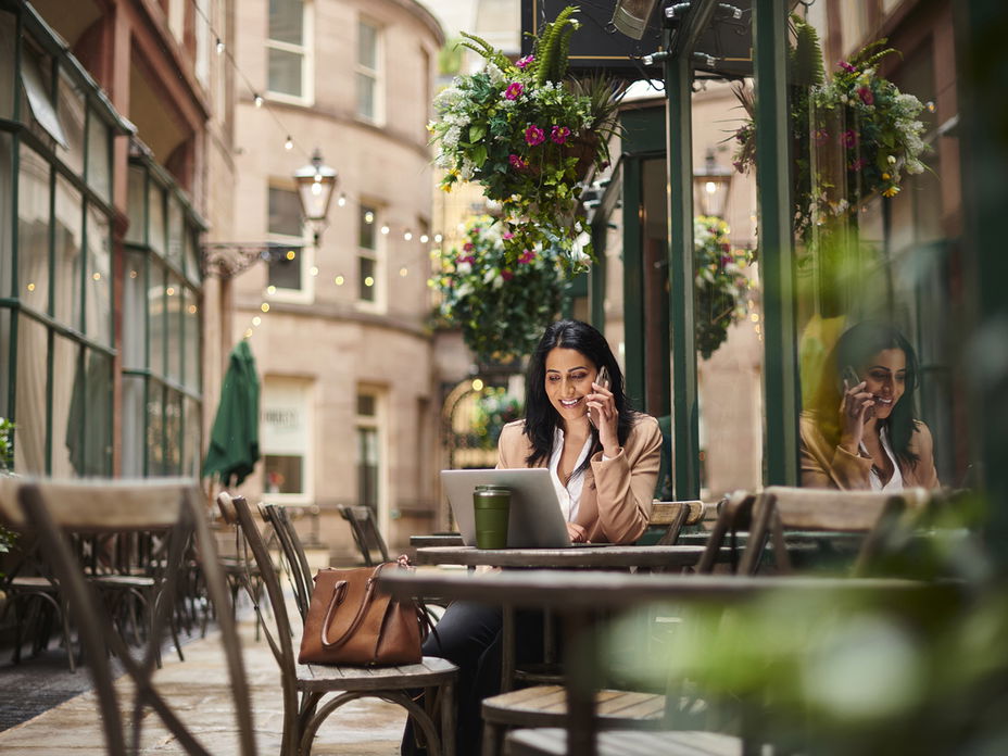 Eine junge Frau arbeitet in einem Café