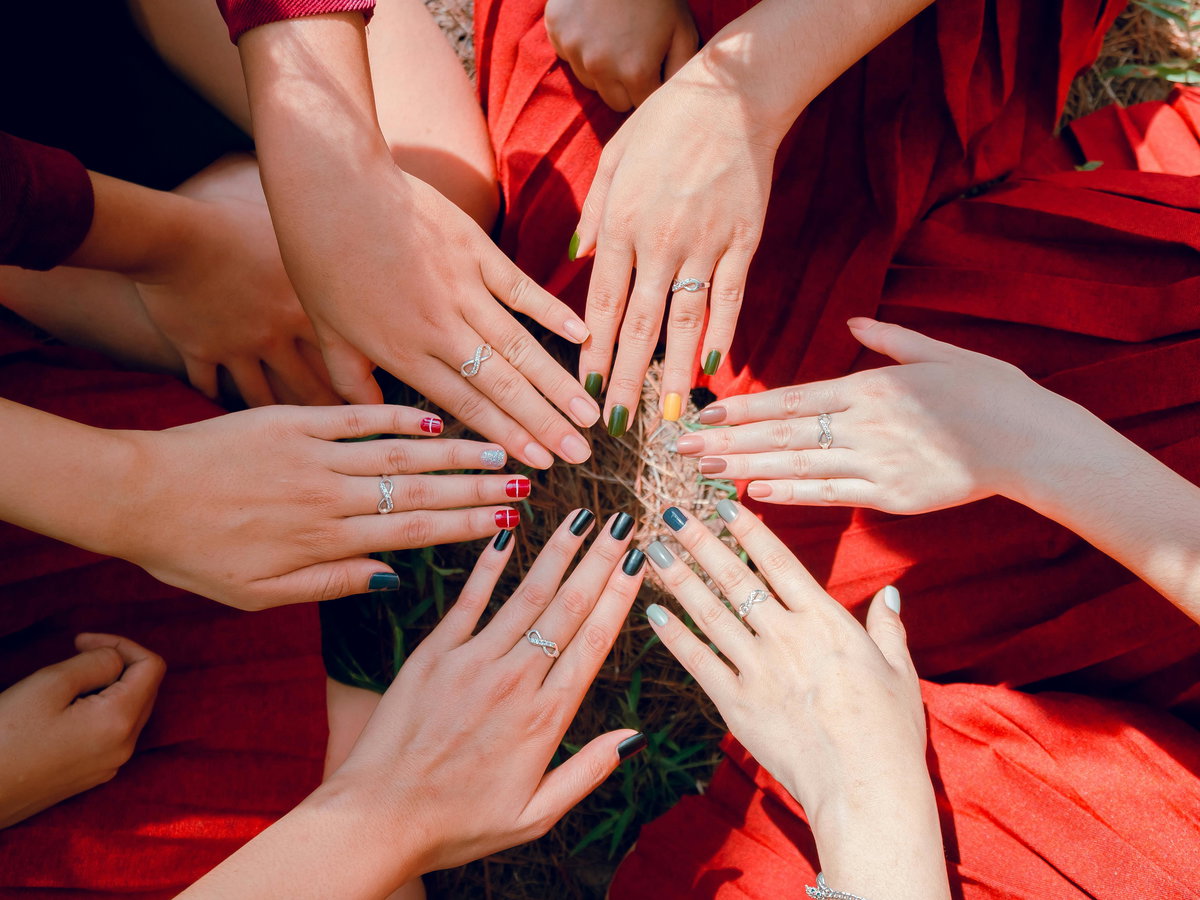 Nagellackfarben und eine Hand