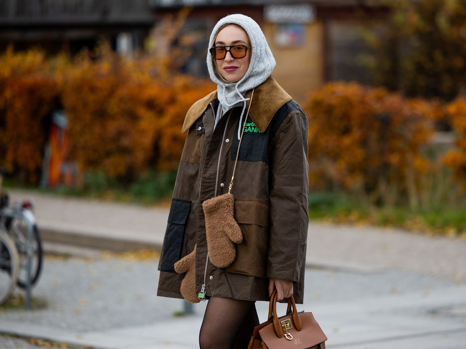 Frau mit Wachsjacke