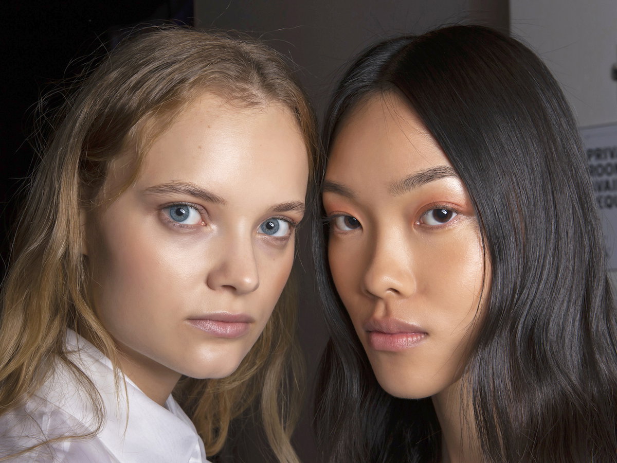 Zwei Models mit natürlichem Make-up