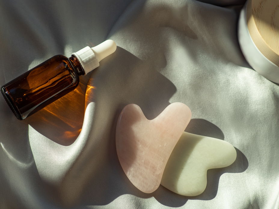 Gua-Sha-Steine und Gesichtsöl