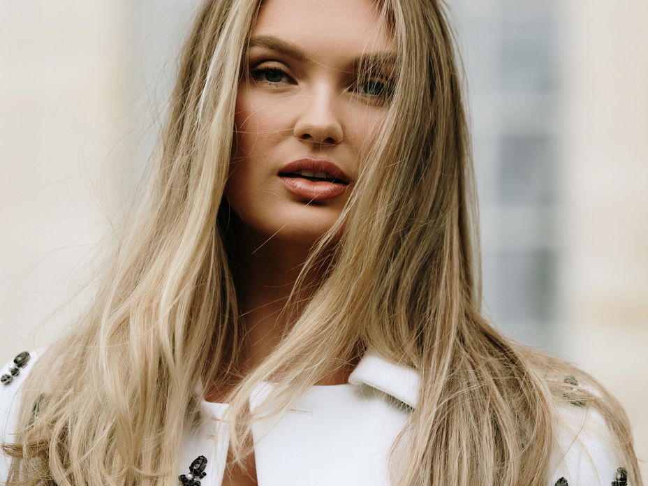 Frau mir langen blonden Haaren