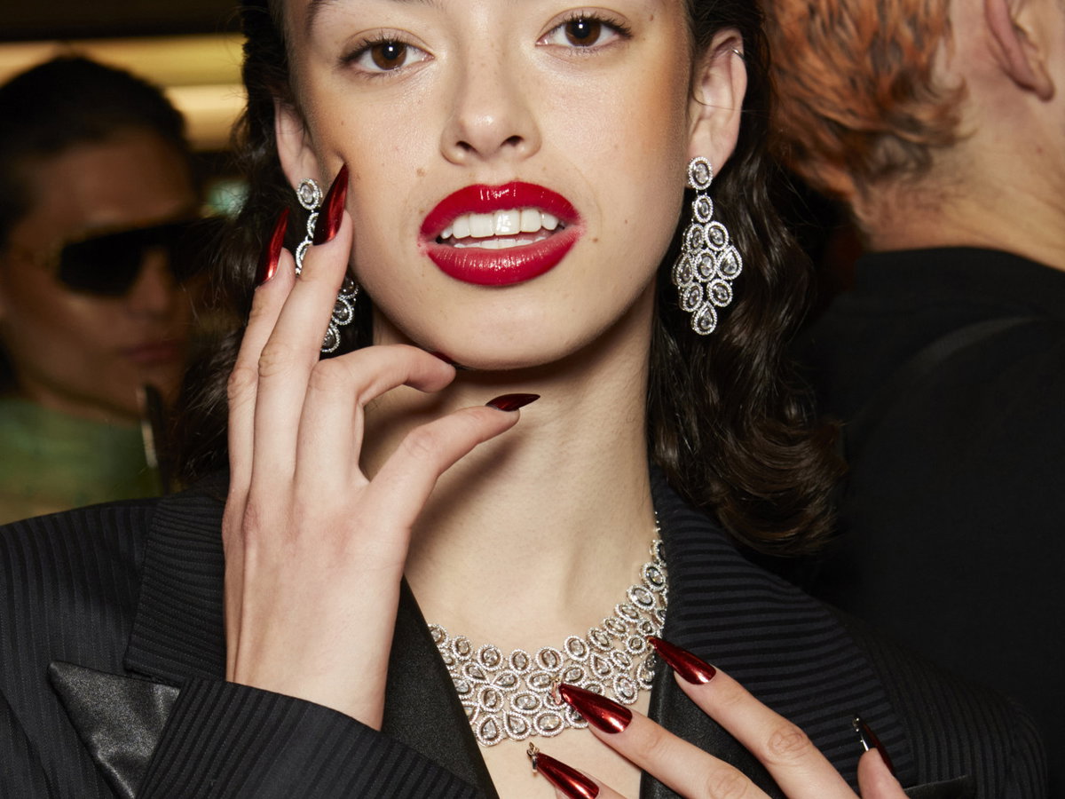 Frau mit roten Chrome Nails