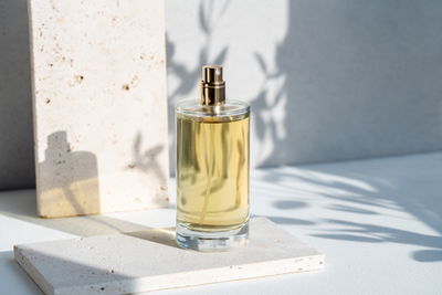 Parfumflakons auf Tisch