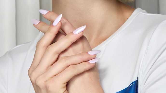 Keine andere Nagelfarbe schmeichelt Händen so sehr wie Puderrosa