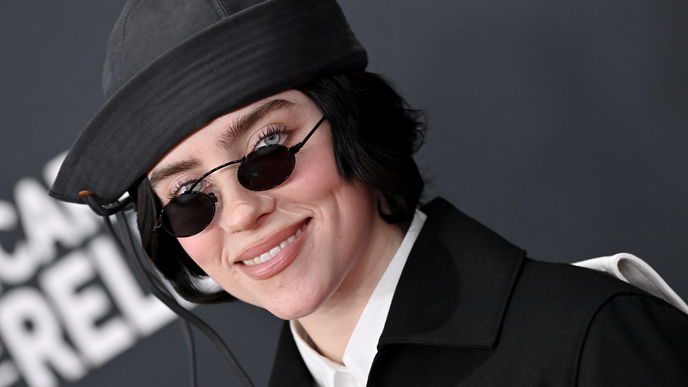 Blanco Nails: Billie Eilish trägt den stylischen Nageltrend 2025