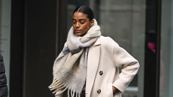 Statt um den Hals: So tragen Fashionistas Schals auf den Fashion Weeks