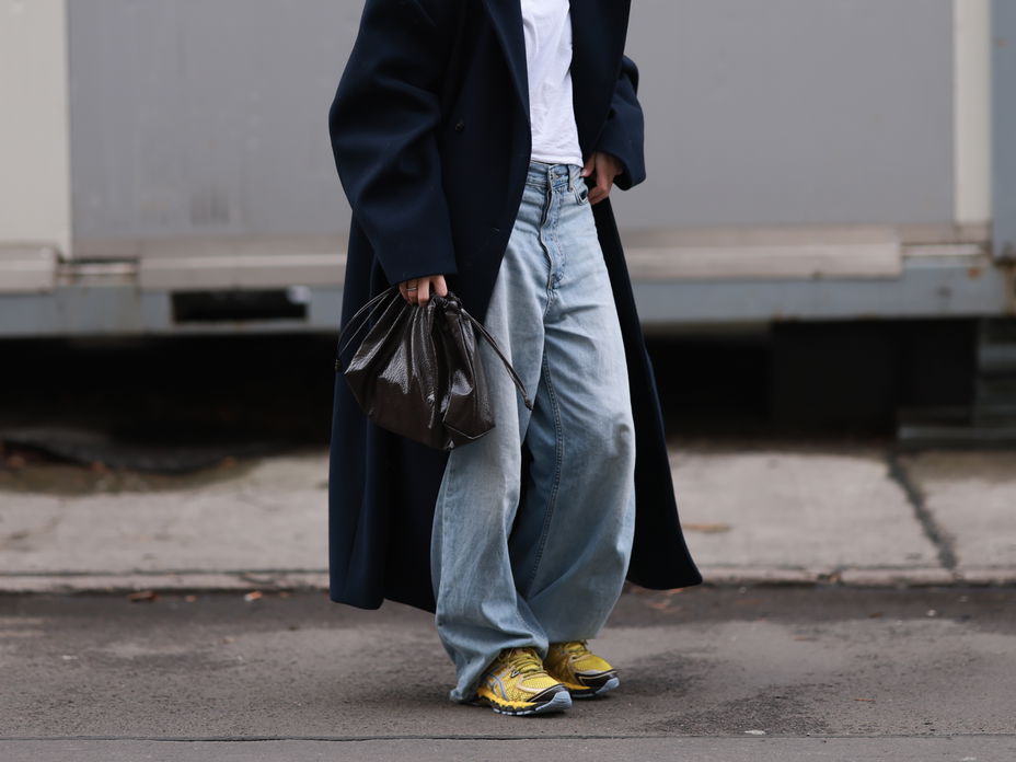 Frau mit hellblauen Jeans