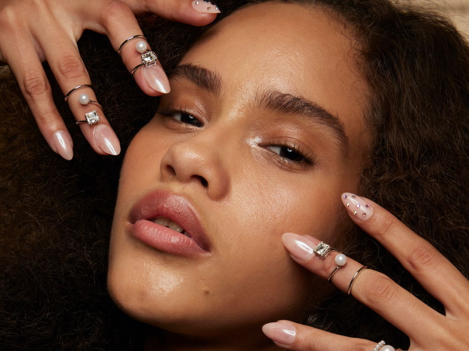 Model mit Satin Nails