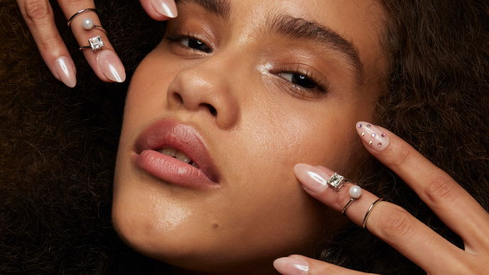 Satin Nails sind der schönste Maniküre-Trend im Frühling 2025