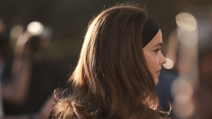 Frisuren-Trend 2025: Mit "Velvet Hair" zaubern wir uns seidiges Haar