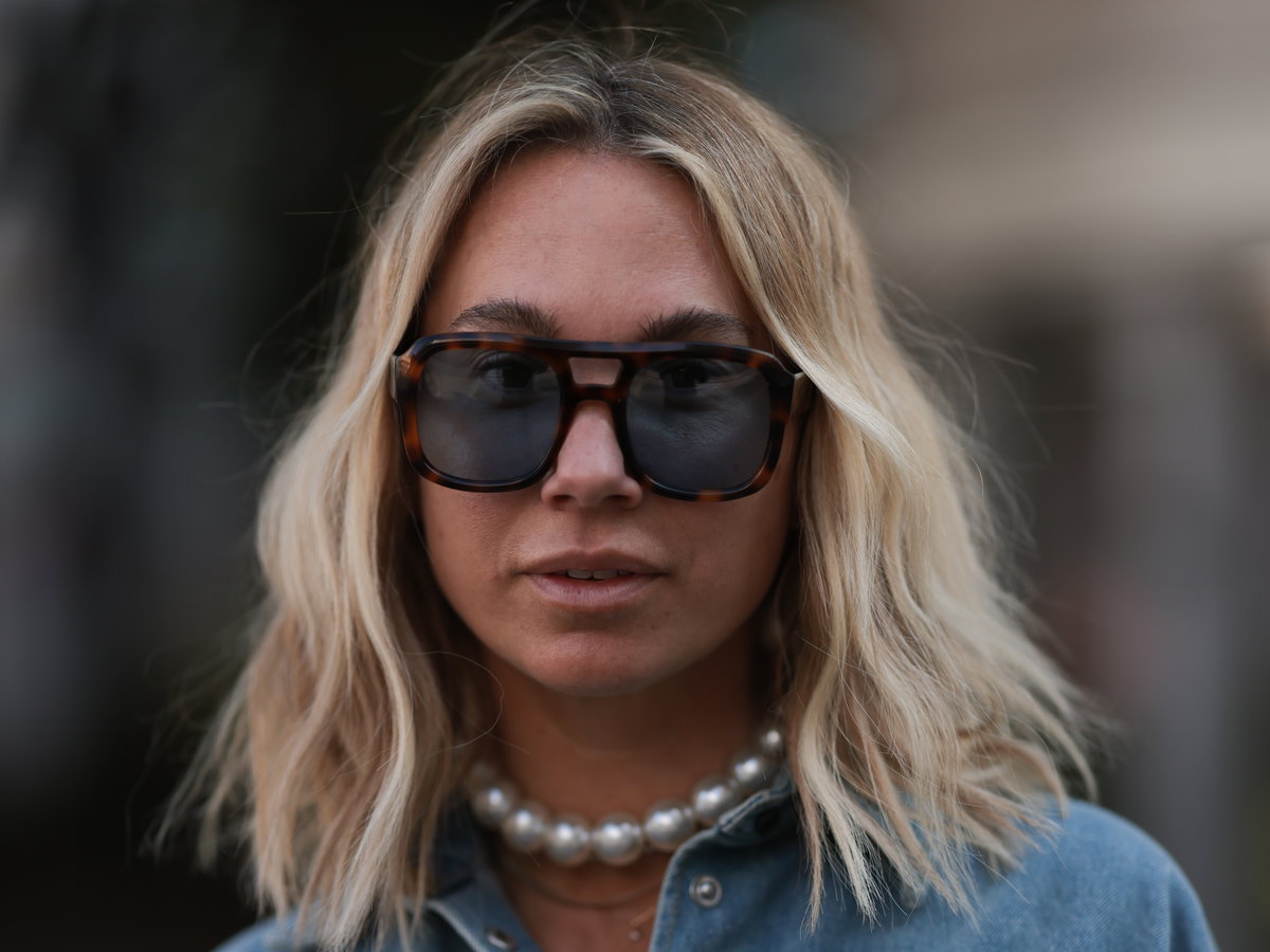 Frau mit Sonnenbrille