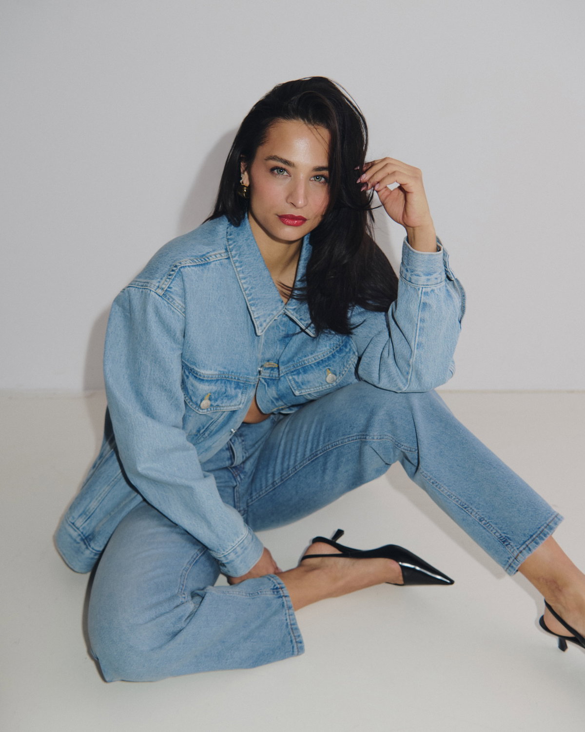 Amira Aly im Denim-Look