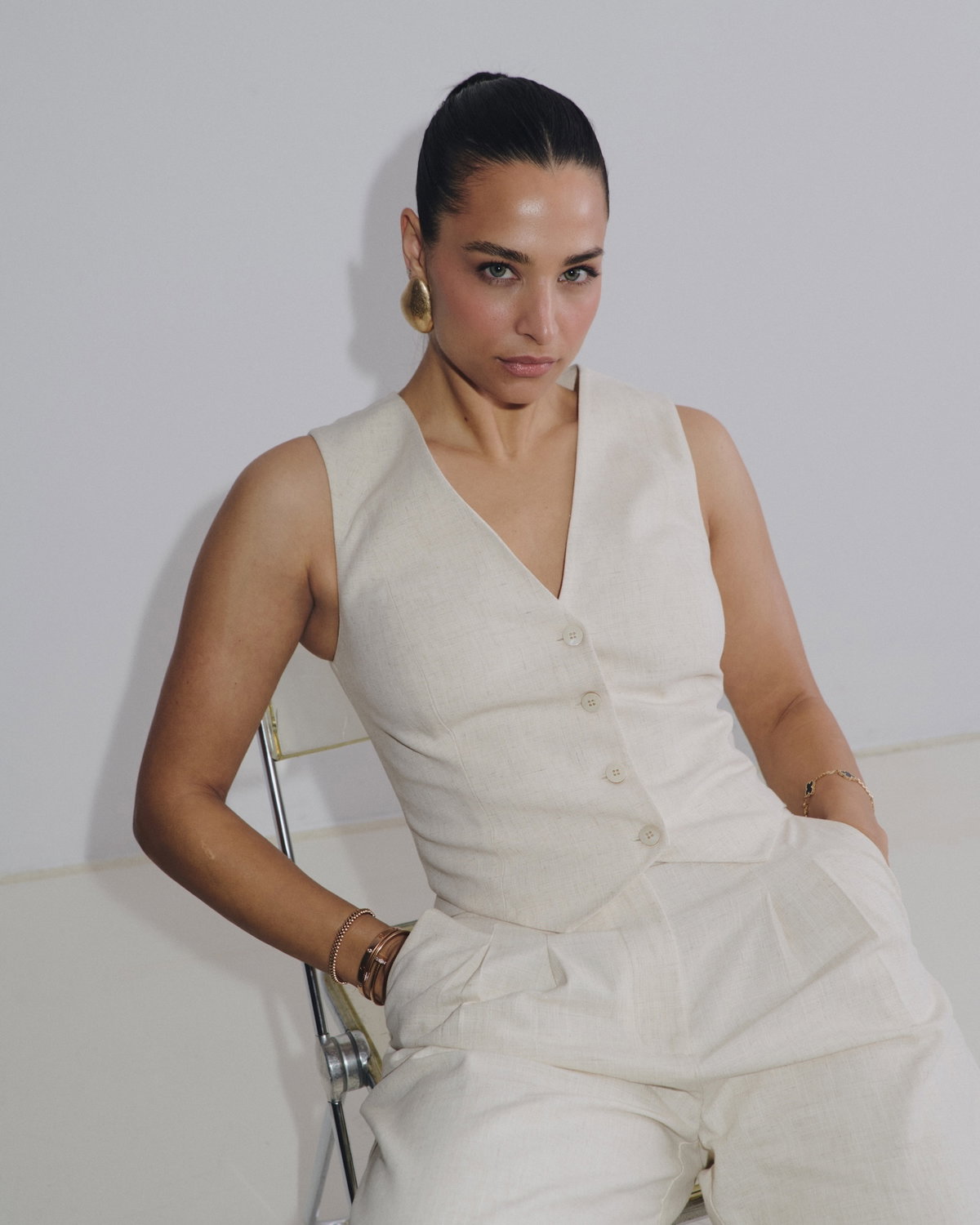 Amira Aly im Leinen-Zweiteiler