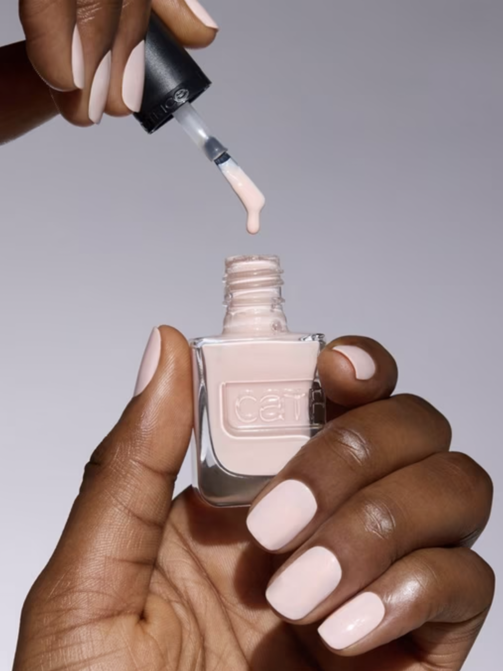 Gel-Nägel ohne UV Lampe? Dieser Drogerie-Nagellack macht es möglich