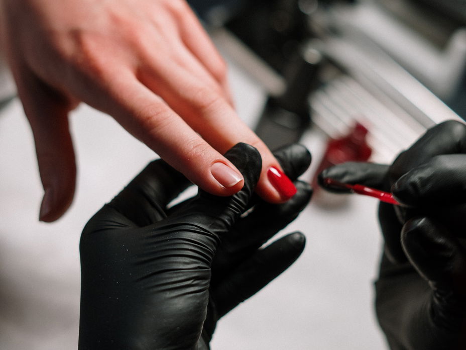Roter Nagellack auf den Nägeln