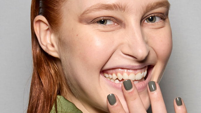 Gel-Nägel ohne UV Lampe? Dieser Drogerie-Nagellack macht es möglich