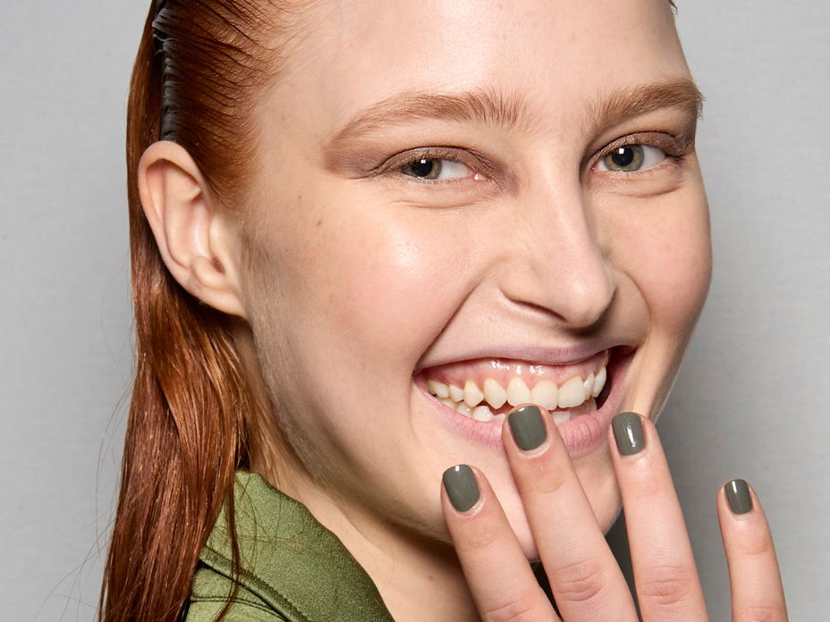 Gel-Nägel ohne UV Lampe? Dieser Drogerie-Nagellack macht es möglich