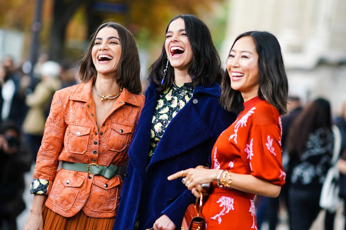 3 lachende Frauen