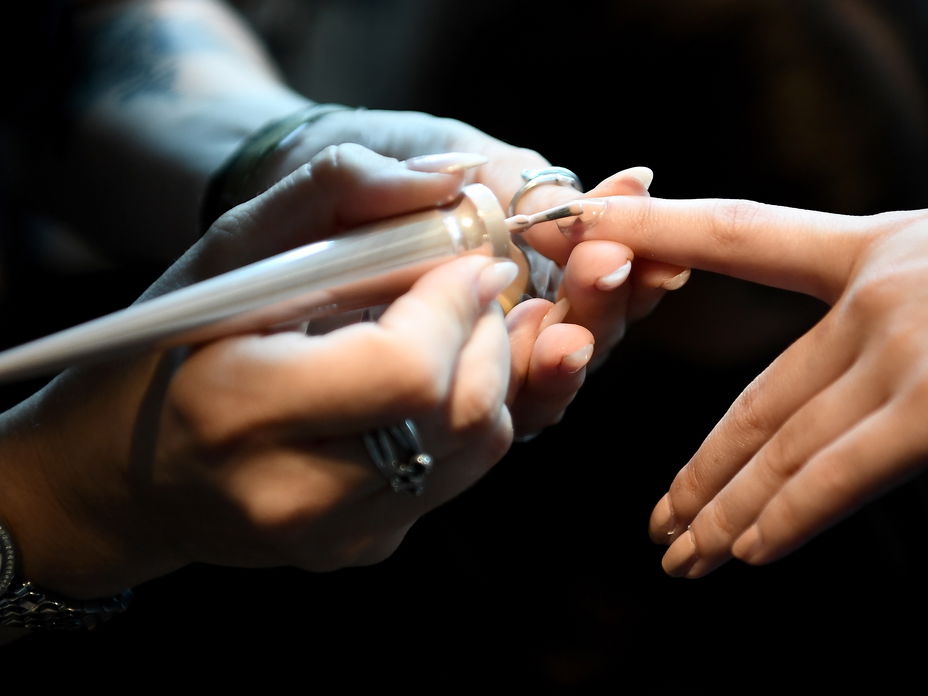 Nagel wird mit Nagellack lackiert