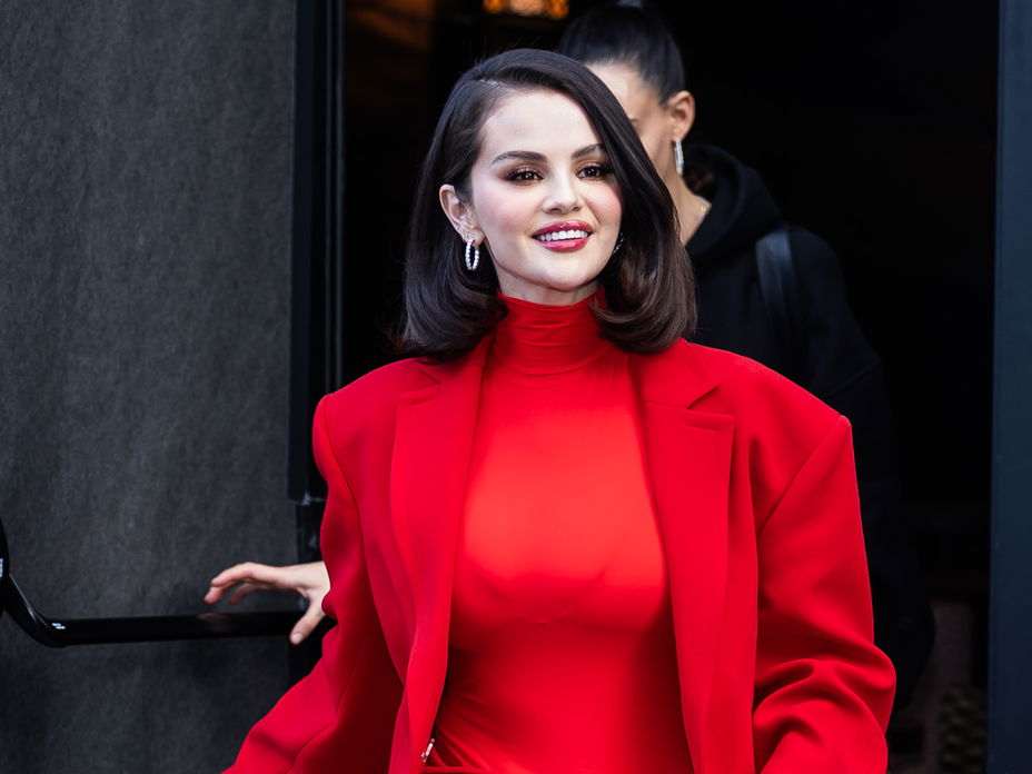 Selena Gomez im roten Outfit