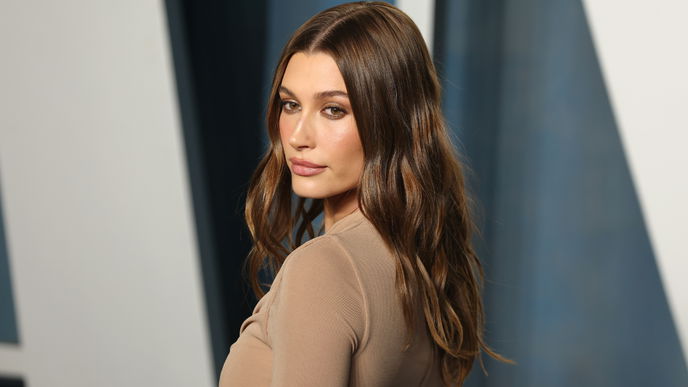 Hailey Bieber setzt auf den elegantesten Nagel-Trend im Frühling 2025