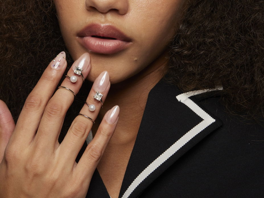 Frau mit Cat Eye Nails