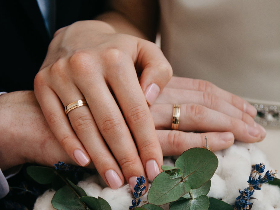 Paar mit Promise Ringen