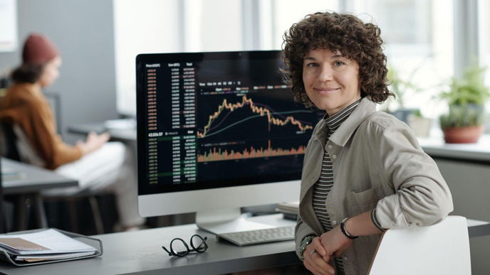 Powerfrau trifft Börse: So gelingt dir der Einstieg mit Trading.de