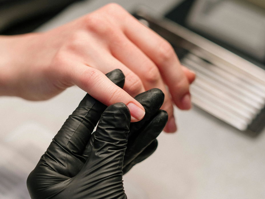 Frau zeigt kleinen Finger