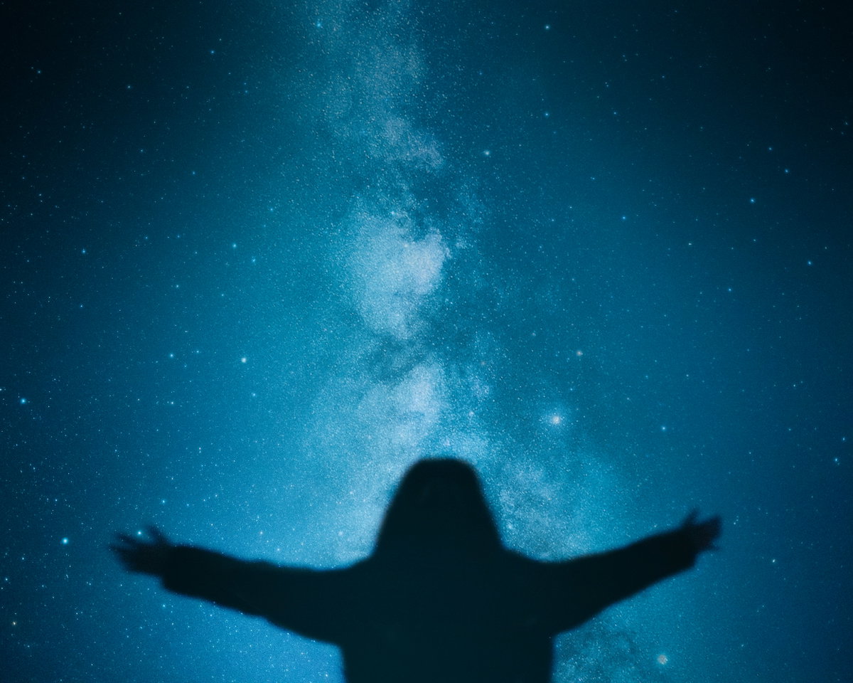 Frau vor Sternenhimmel