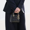 Welcher Nagellack passt zum schwarzen Outfit?