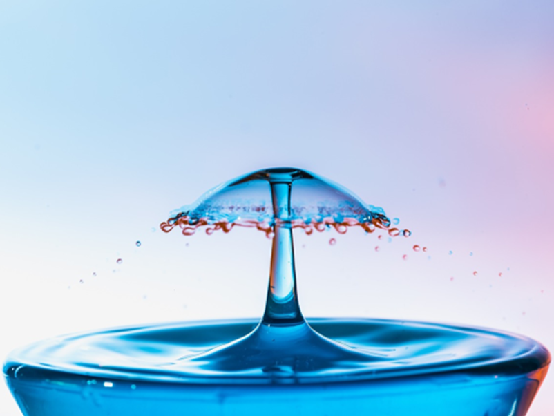 Ein Glas mit Wasser