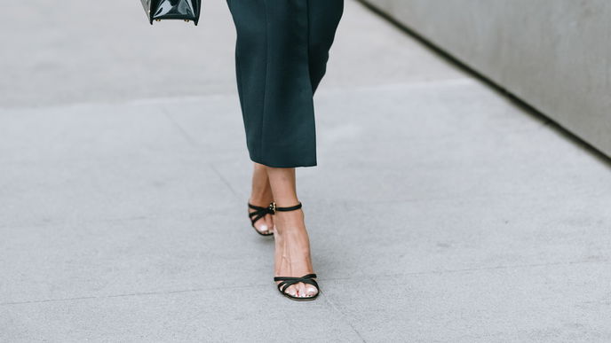 "Champagne Nails" sind im Sommer 2025 der schönste Pediküre-Trend in Sandalen