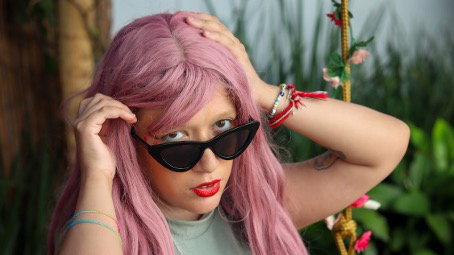 Frau mit pinken Haaren