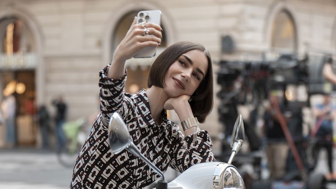 “Emily in Paris”-Star Lilly Collins trägt die angesagteste Kurzhaarfrisur für 2025