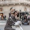“Emily in Paris”-Star Lilly Collins trägt die angesagteste Kurzhaarfrisur für 2025