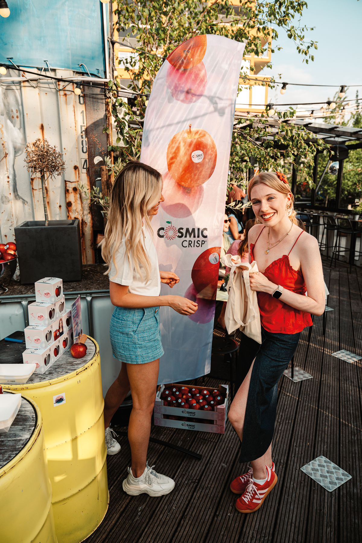 Zwei Frauen auf dem Cosmic Crisp® Event in München