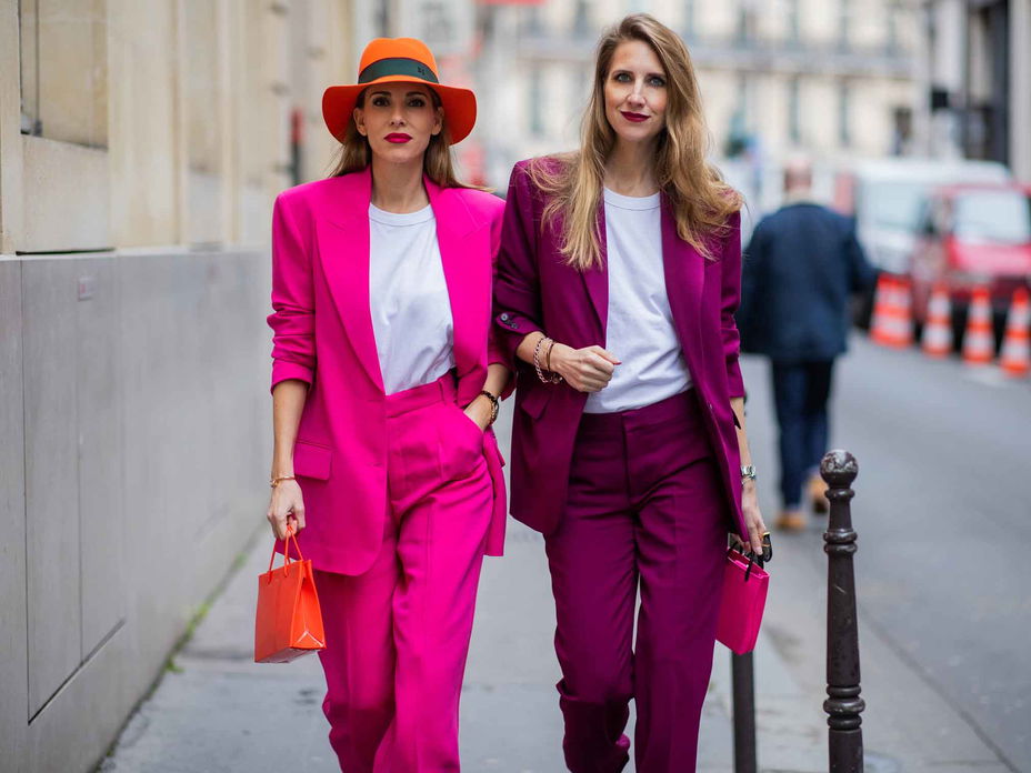 Frauen in stylischen Zweiteilern