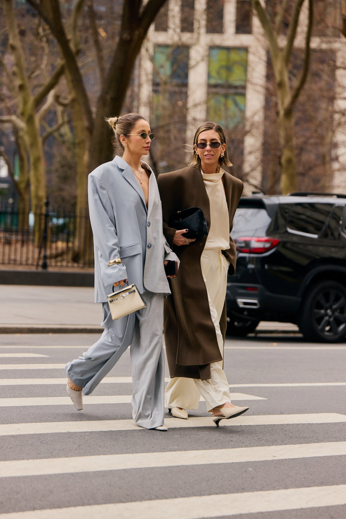 zwei Frauen im Business-Look
