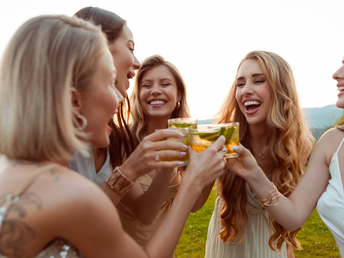 Frauen mit Aperitif
