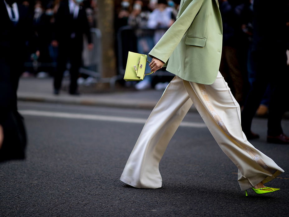 Leonie Hanne mit einer Tasche von Hermès