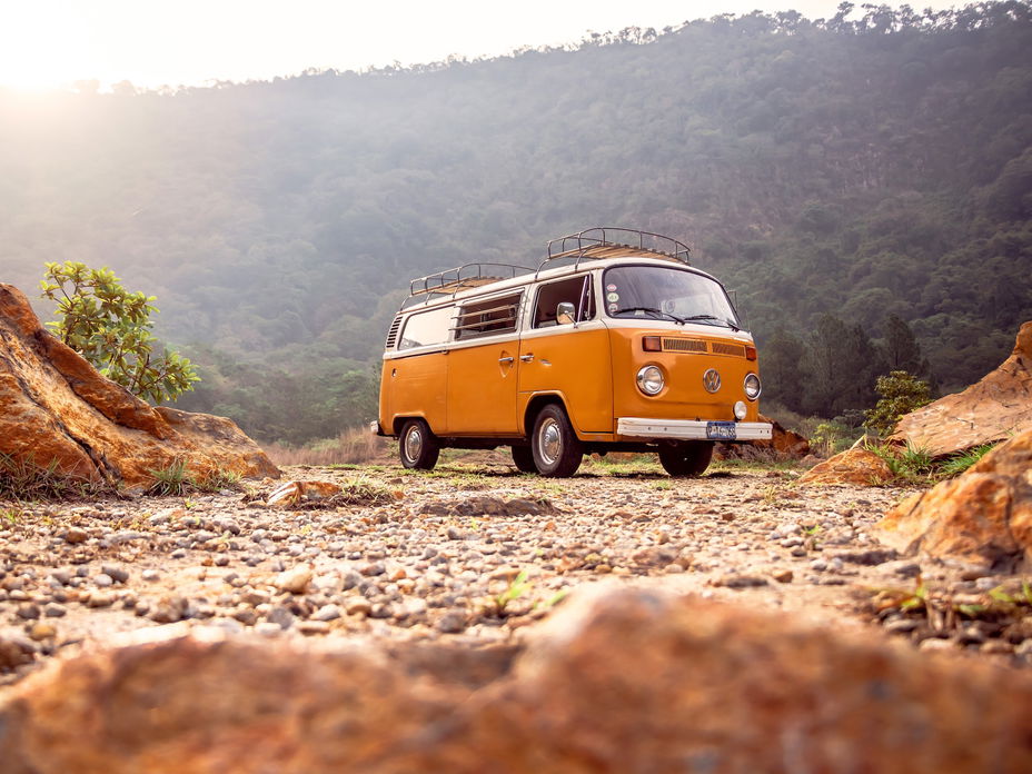 Ein VW Bus auf einem Roadtrip